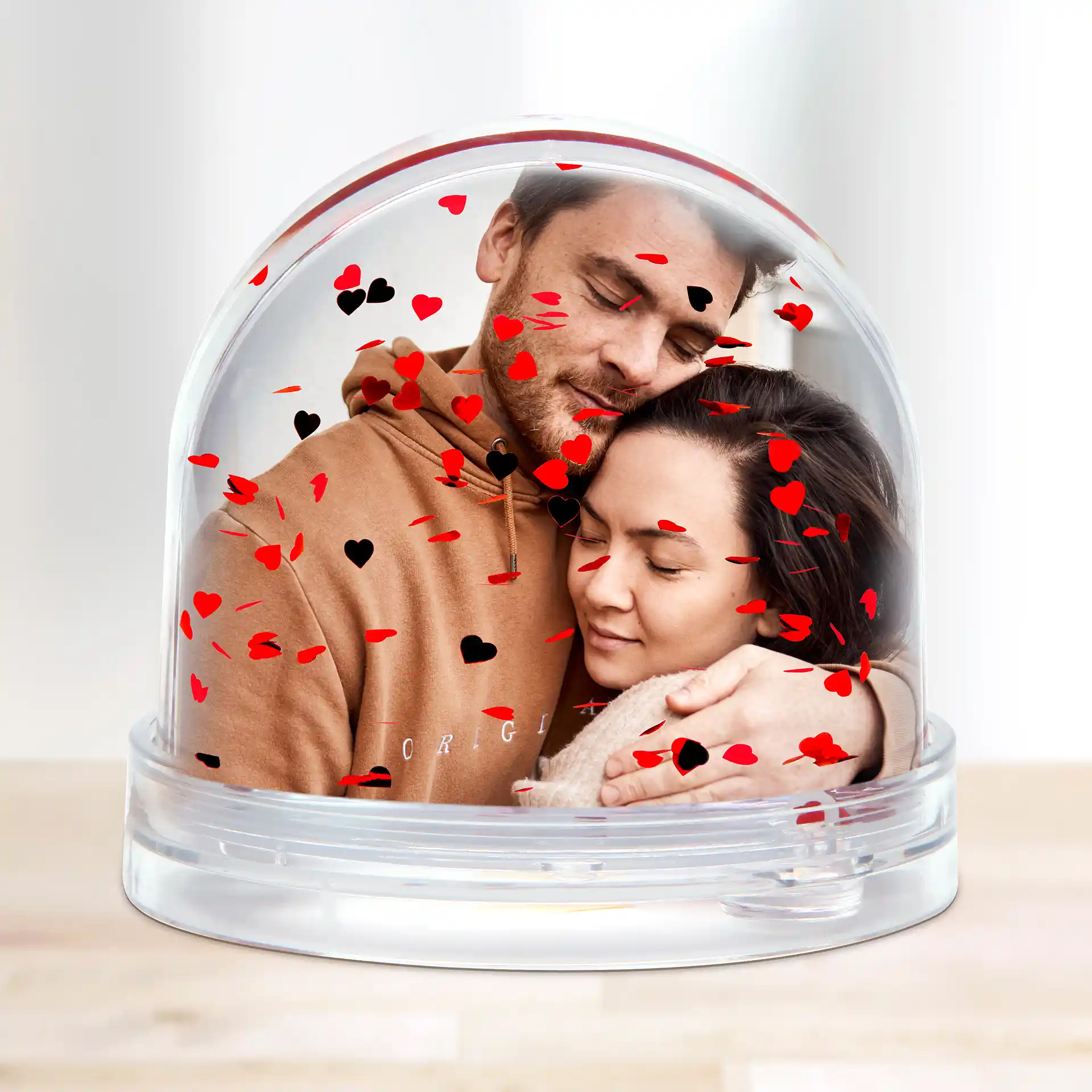 Personalisierte Foto-Schneekugel Herze – Mit kleinen Herzen statt Schneeflocken für romantische Momente – 9 cm Durchmesser.