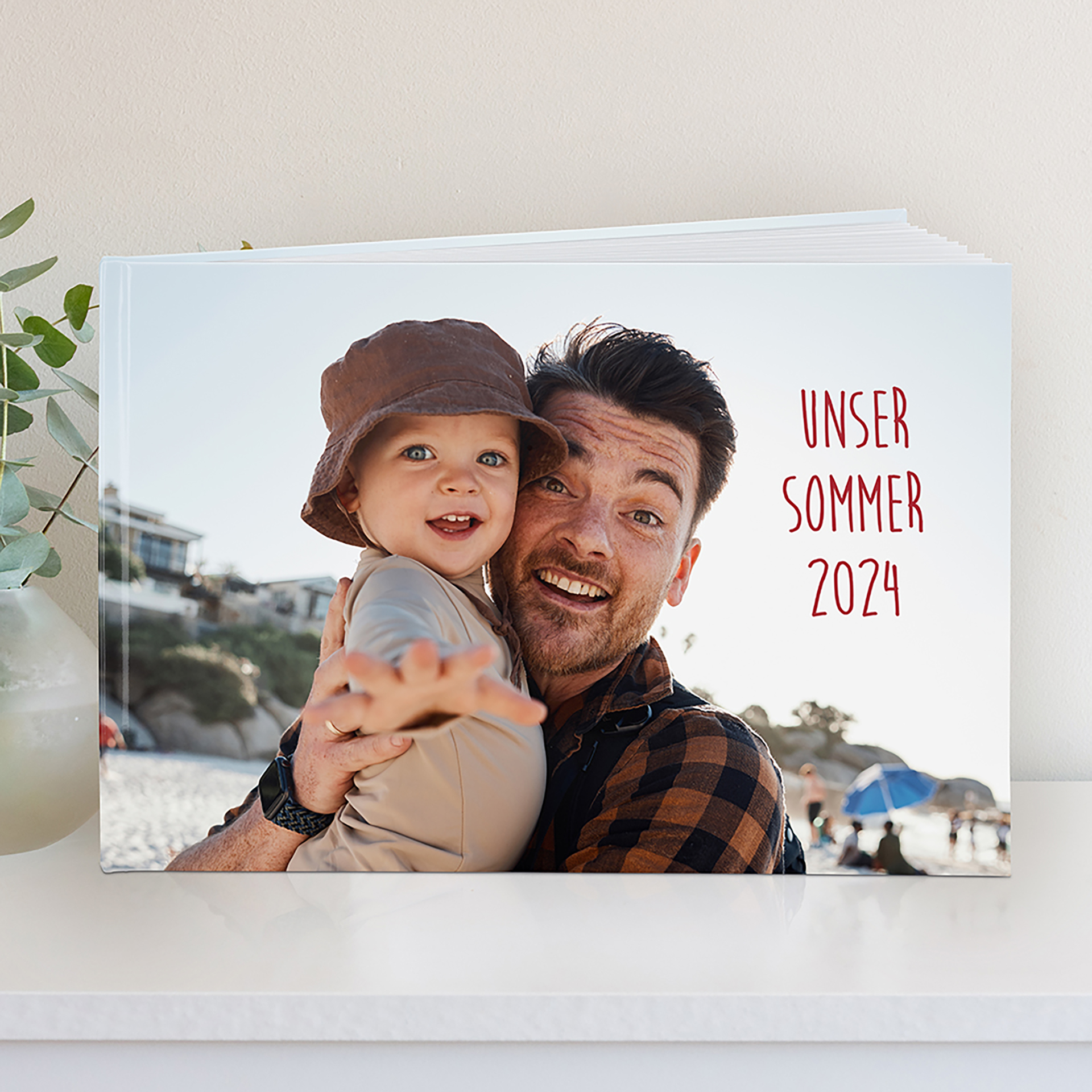 Fotobuch im DIN A4 Querformat: Hardcover mit hochwertigem Digitaldruck – personalisierte Erinnerung in edlem Design.