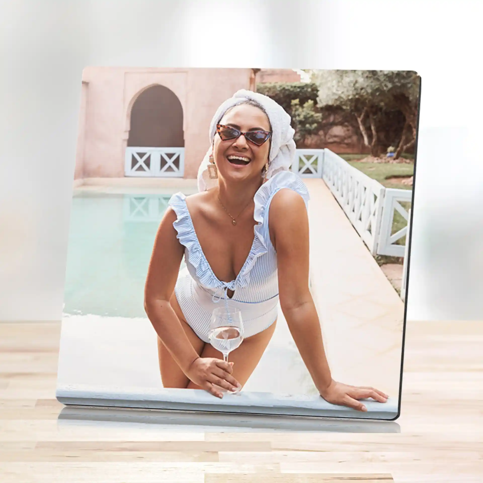 Personalisierter Fotoaufsteller 15x15 cm – Brillante Farben und moderne Eleganz für Deine Lieblingsfotos.