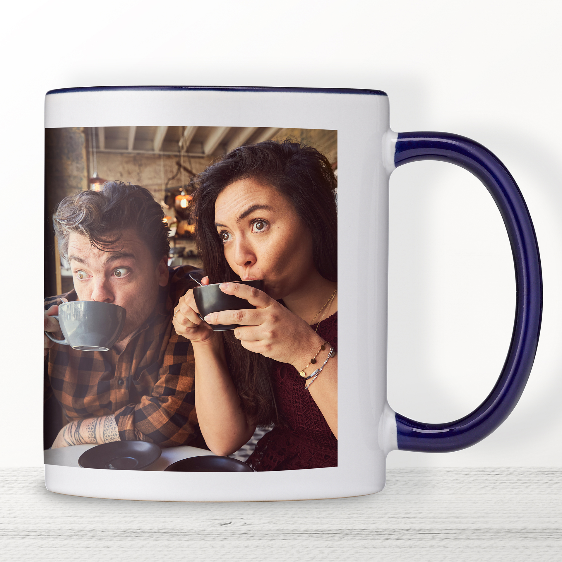 Tasse mit blauem Henkel – weiße Tasse mit farbigem Henkel in Blau, ideal für Kaffee oder Tee.