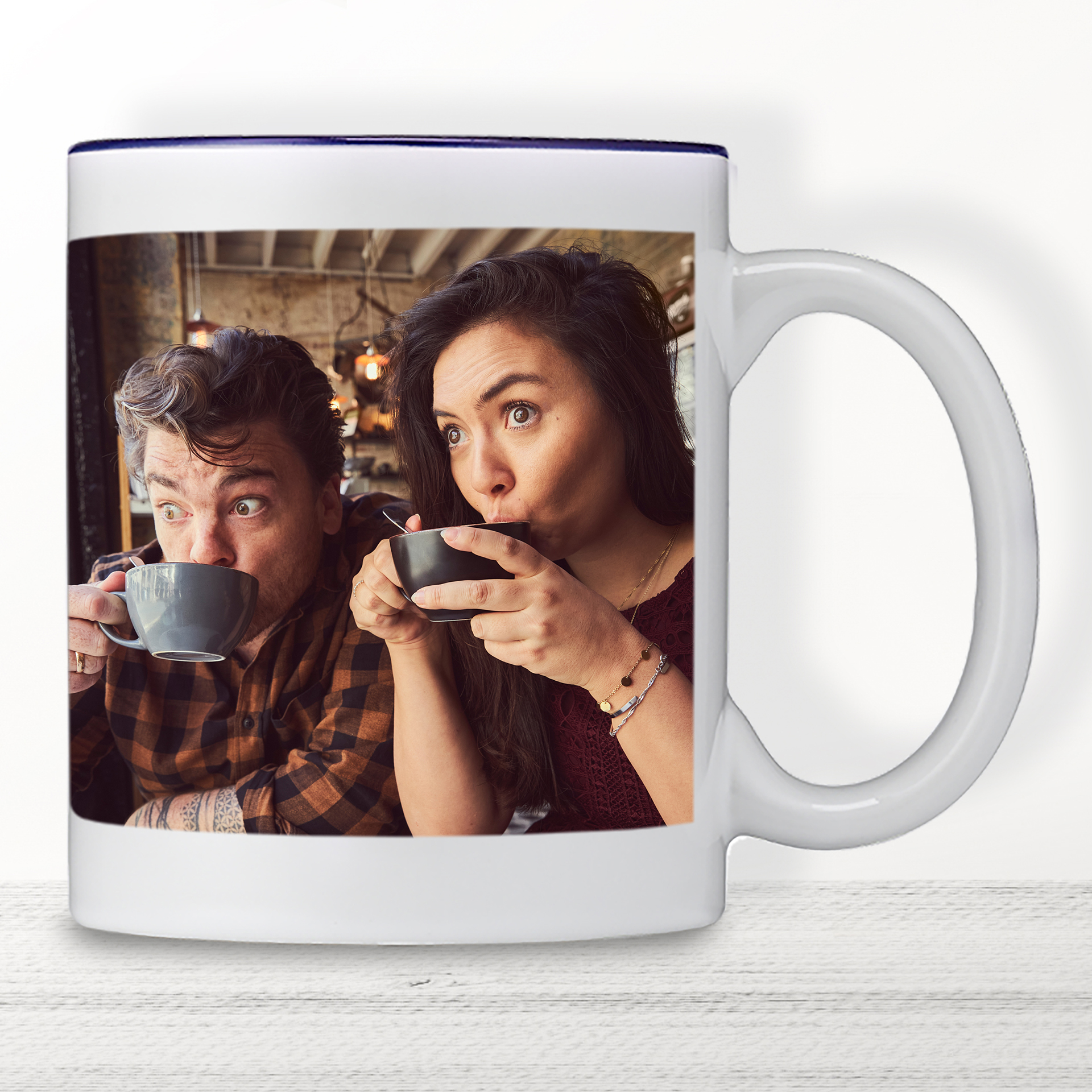 Tasse mit blauem Innendesign – elegante Tasse für Getränke mit farbigem Innenbereich und Henkel.