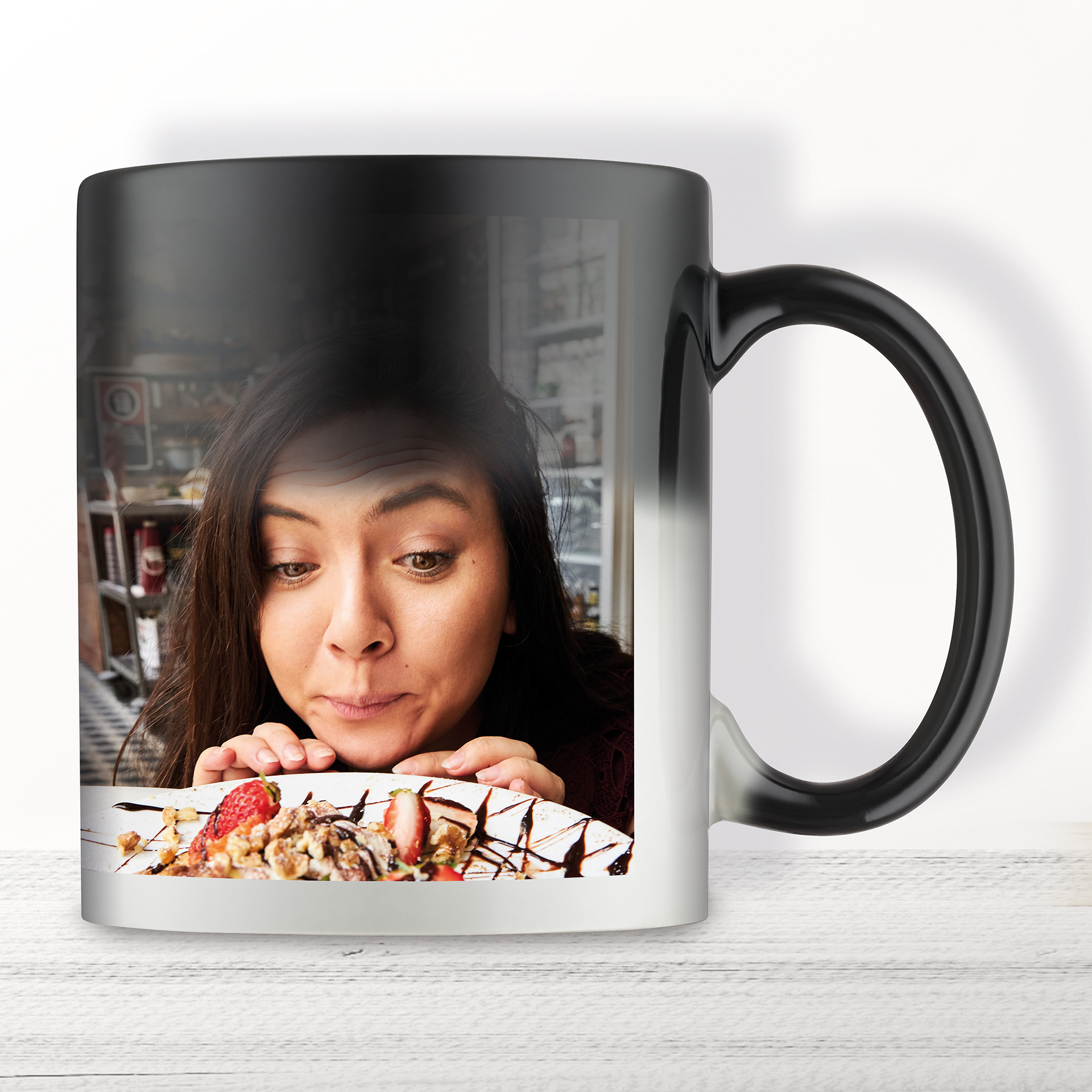 Zaubertasse mit personalisiertem Motiv – beeindruckender Effekt bei heißem Getränk, Foto erscheint bei Kontakt mit Wärme.