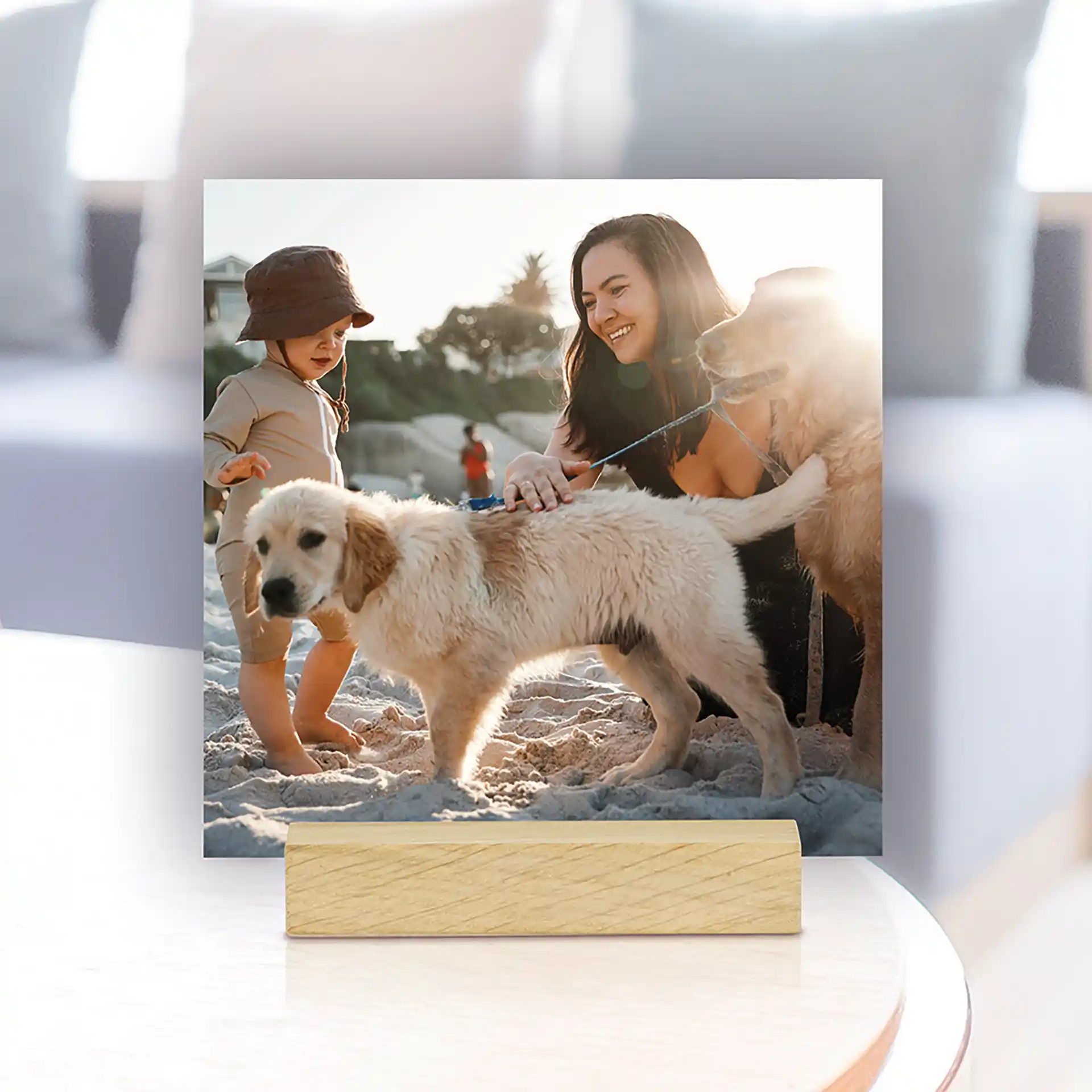 Fotoaufsteller aus Holz 13x13 cm – Schlichtes, natürliches Design für Deine schönsten Fotos und Erinnerungen.